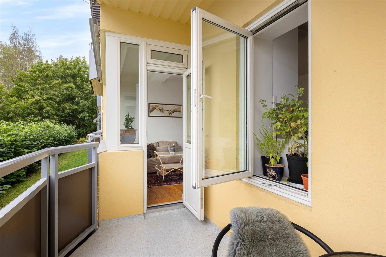 Balkongen er vestvendt og med gode solforhold. Bilde fra sensommer 2025. Galleribilde