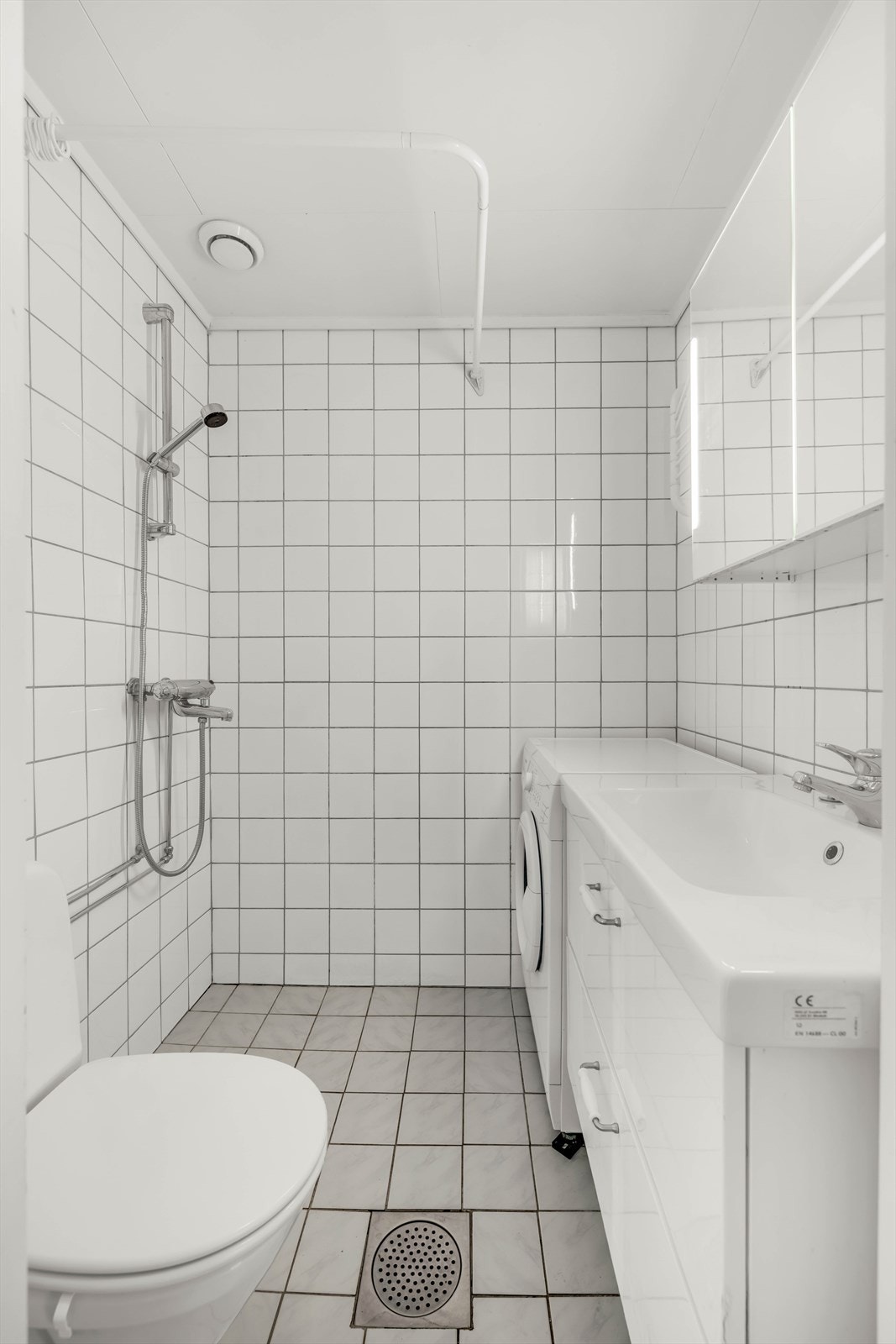 Badet er oppusset ca 1995 og har behov for modernisering. det er foretatt rørfornying i sameie i 2017. Galleribilde