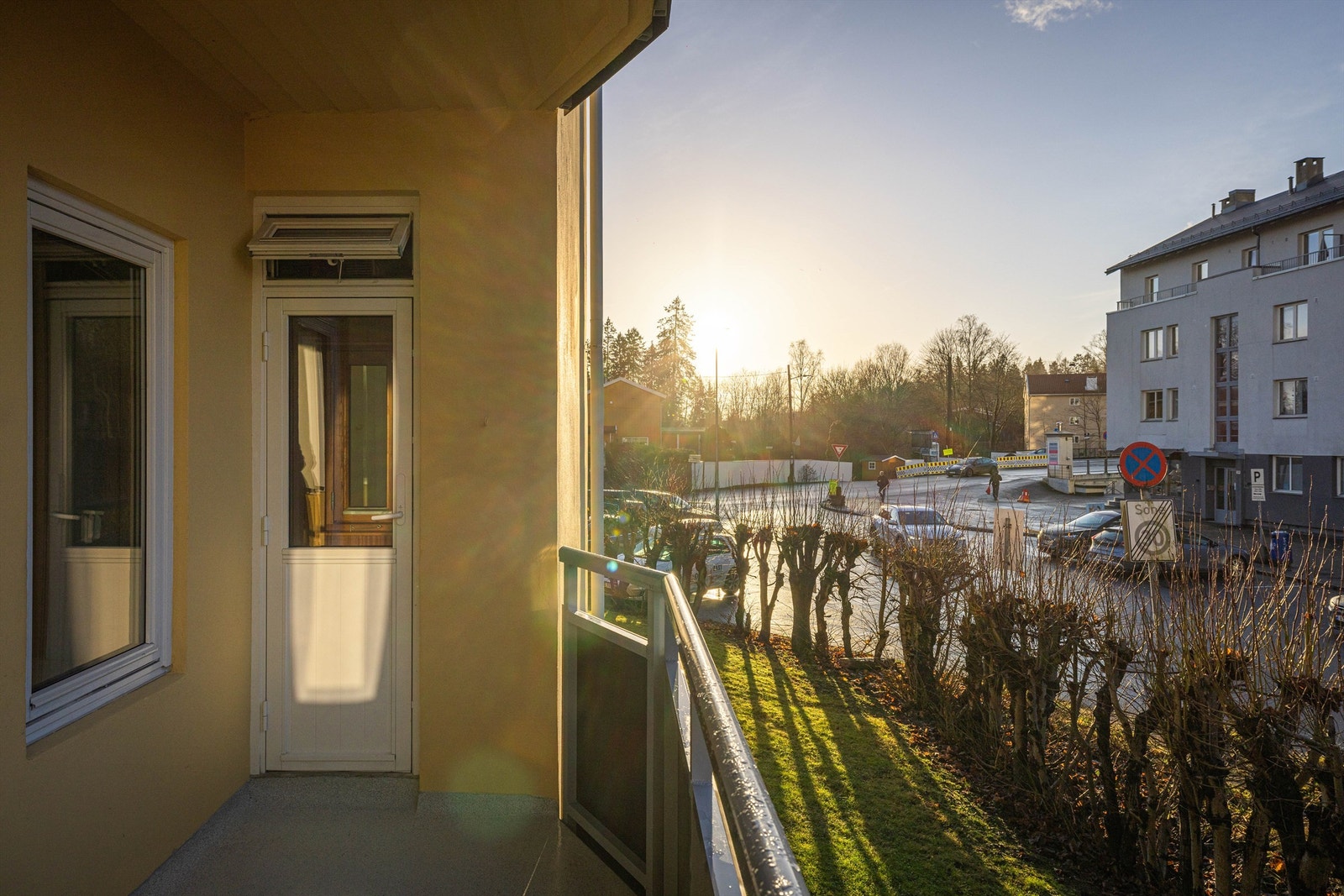 Bygget er omkranset av en flate, grønne fellesarealer på alle sider Galleribilde