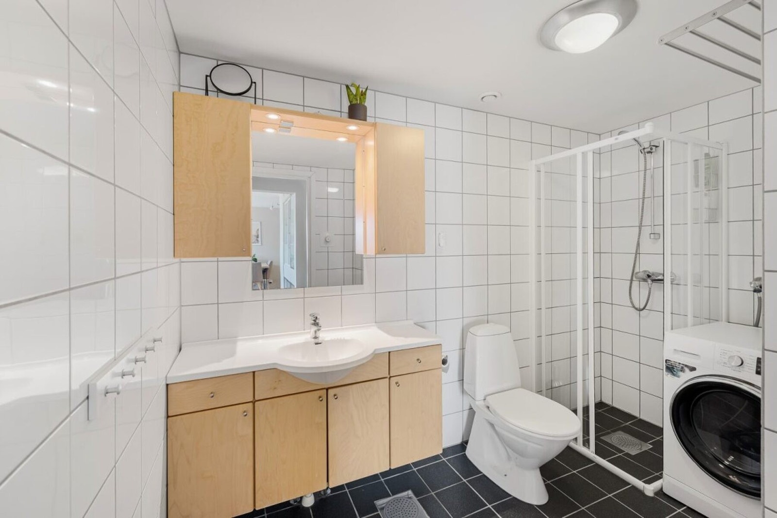 Bad med mye skap og oppbevaringsplass. Opplegg for vaskemaskin og gulvvarme. Galleribilde