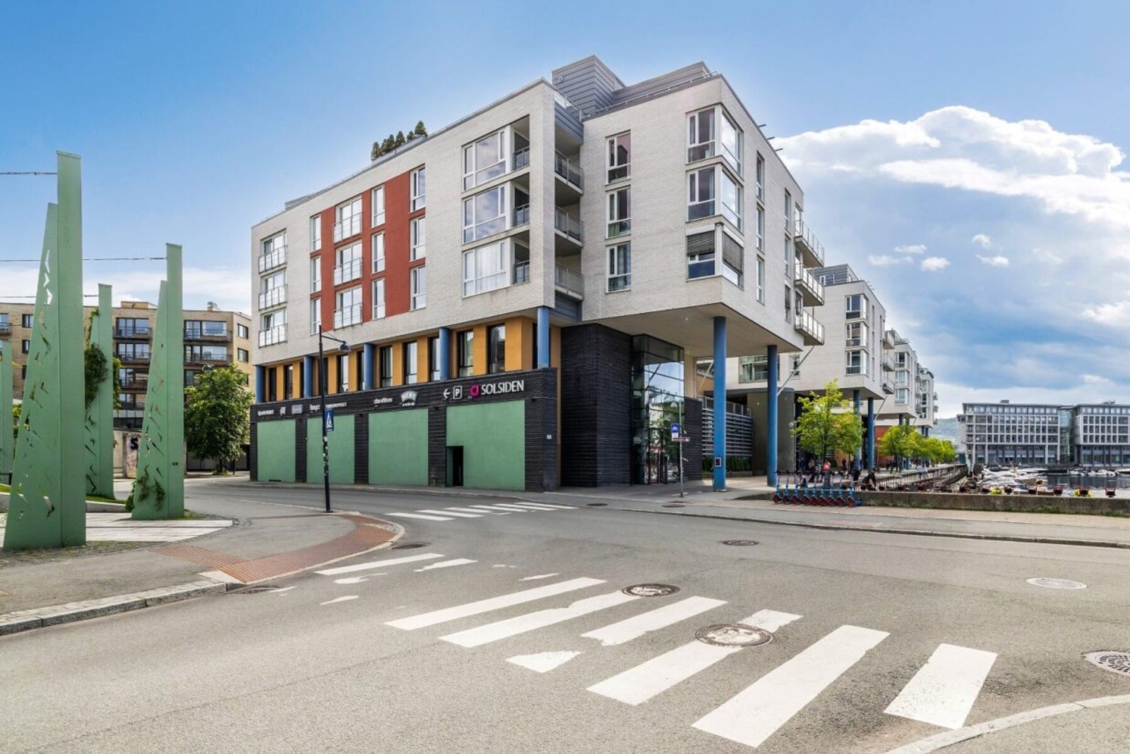 Leiligheten ligger ved Nedre Elvehavn/ Solsiden. Her har du gangavstand til alle byens fasiliteter. Galleribilde