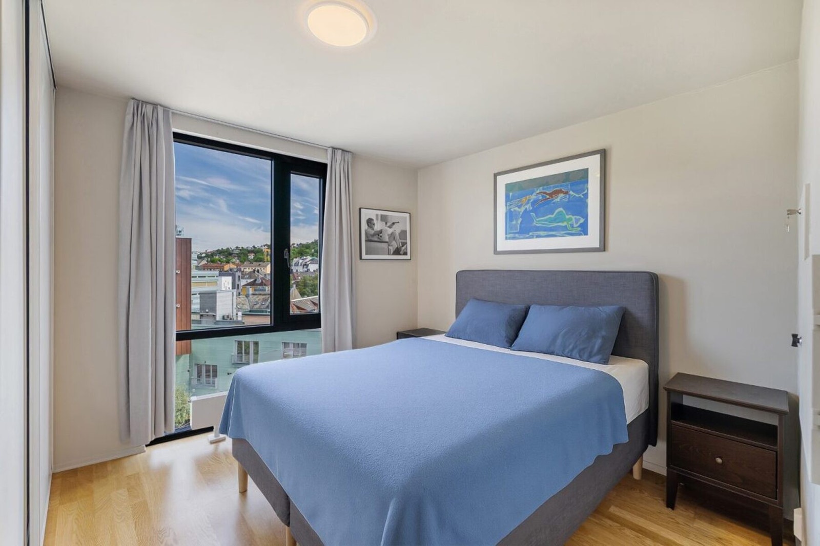 Soverom med stort garderobeskap. Galleribilde