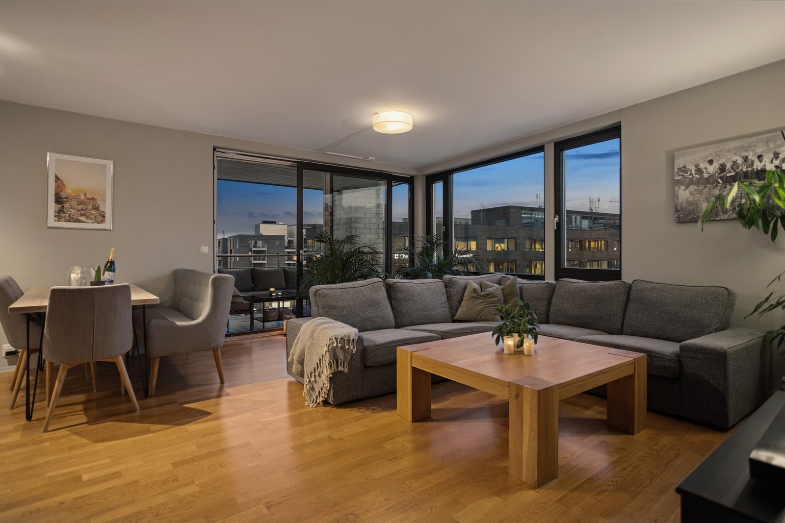 Stuen har store vindusflater som gir mye naturlig lys til leiligheten. Galleribilde