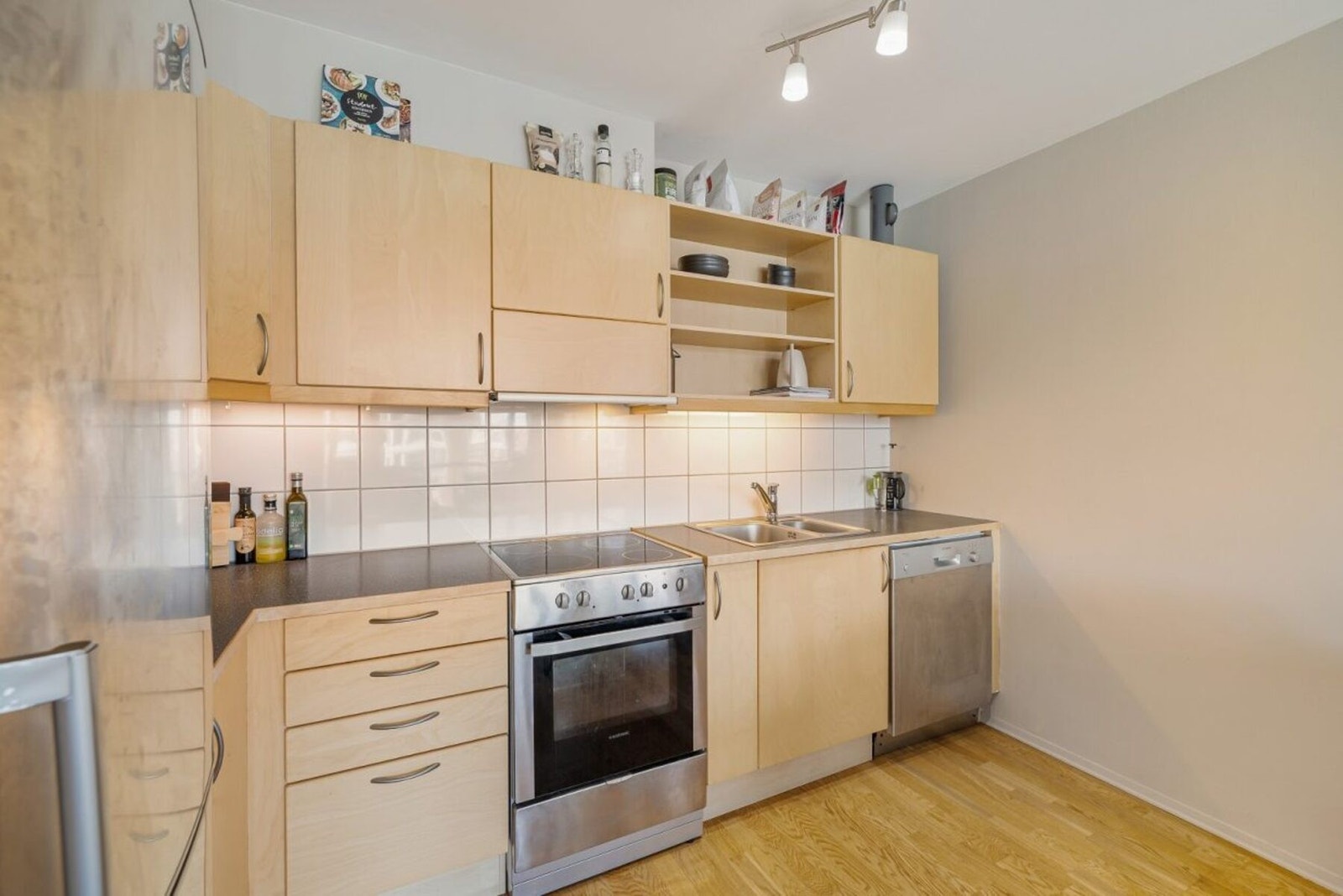 Kjøkken med mye skapplass. Galleribilde