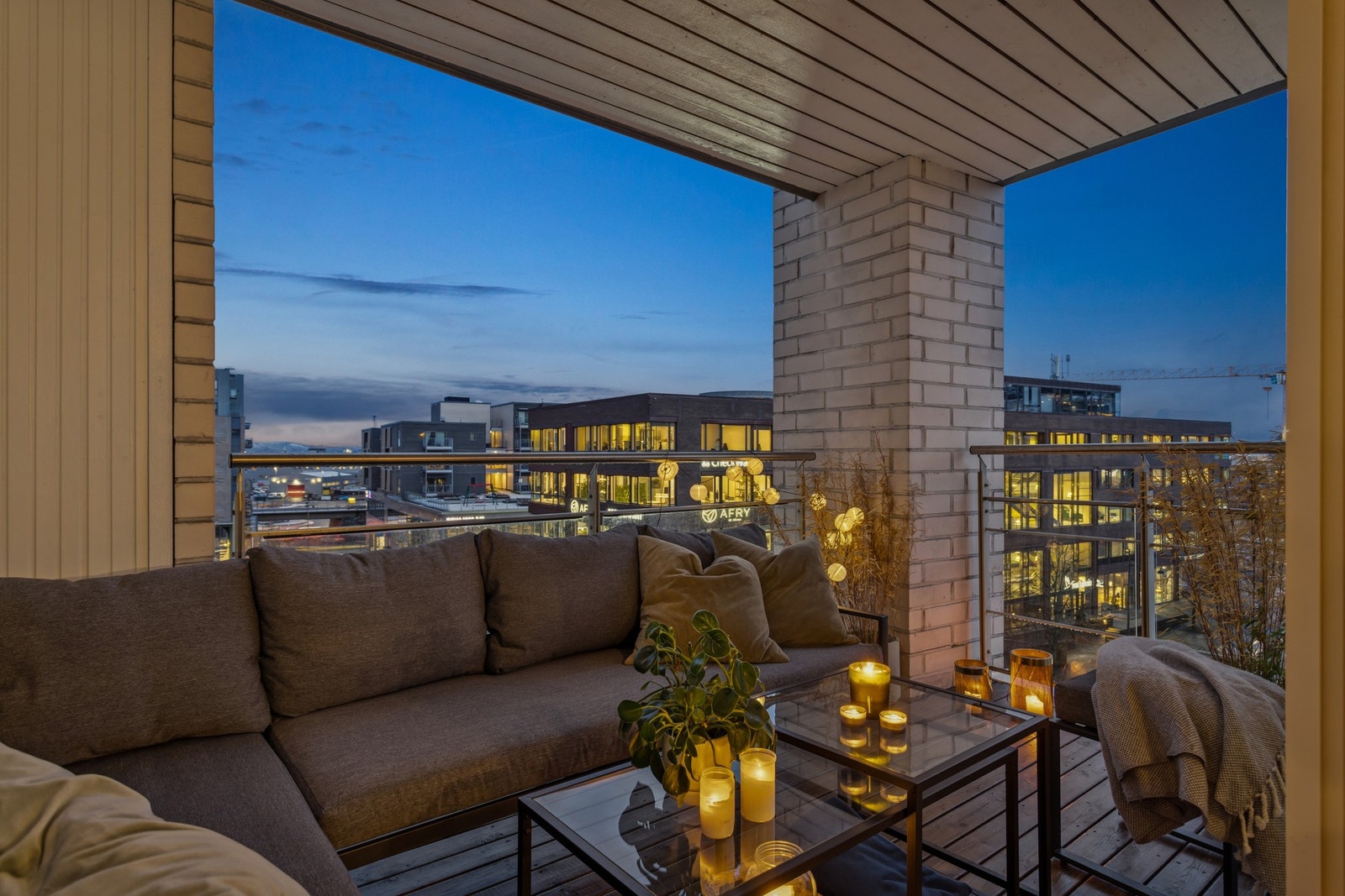 Kveldsbilde fra balkongen. Her kan man nyte solen på dagen. Ellers har sameiet felles takterrasse med plenareal og sittegrupper. Galleribilde