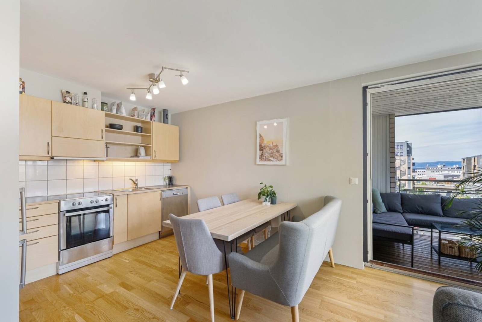 Leiligheten er malt i lyse og moderne fargevalg. Galleribilde