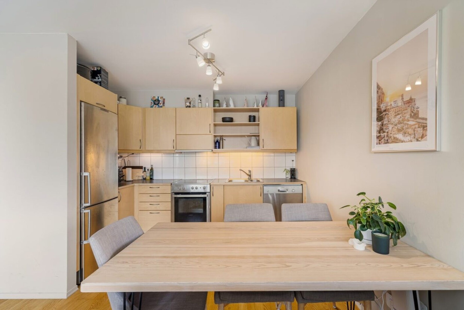 Det er god plass til stor spisegruppe mellom kjøkken og stuen. Galleribilde