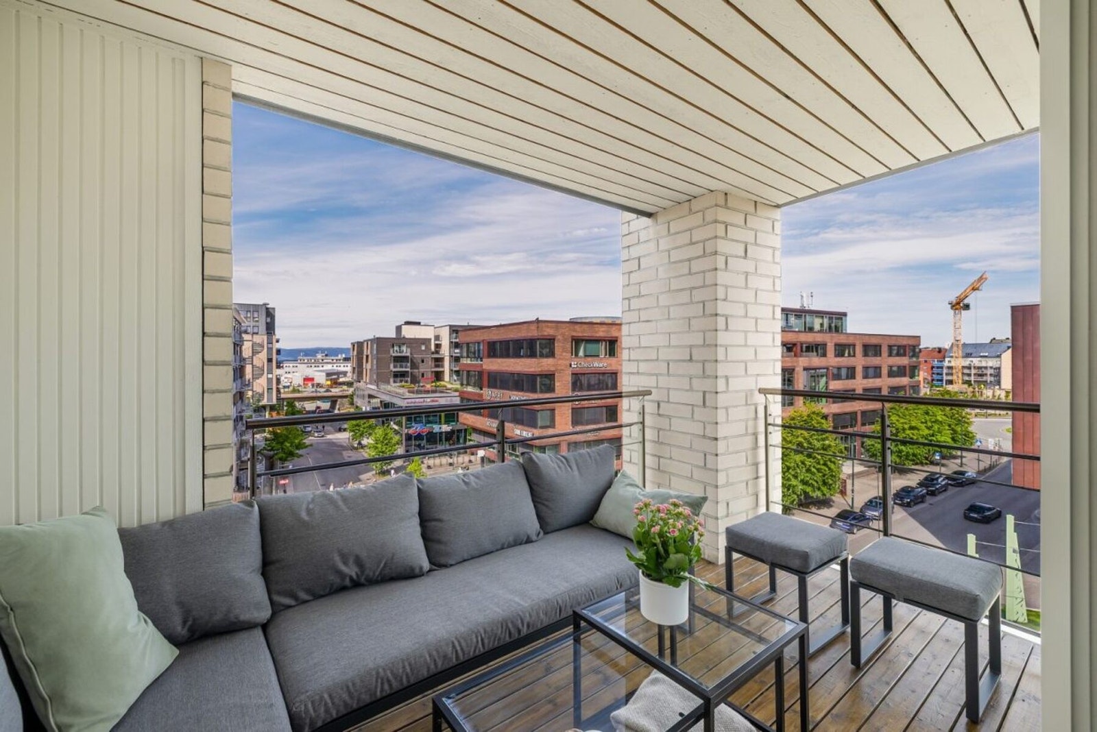 Balkongen er praktisk med flere muligheter for møblering. Galleribilde