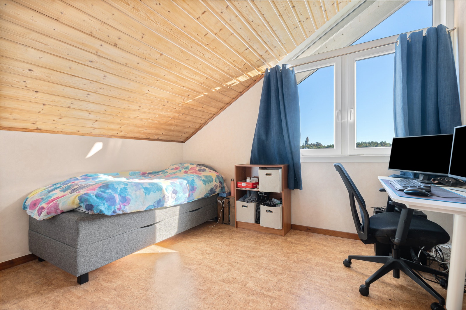 Soverom under skråtak med seng, oppbevaring og skrivepult. Galleribilde