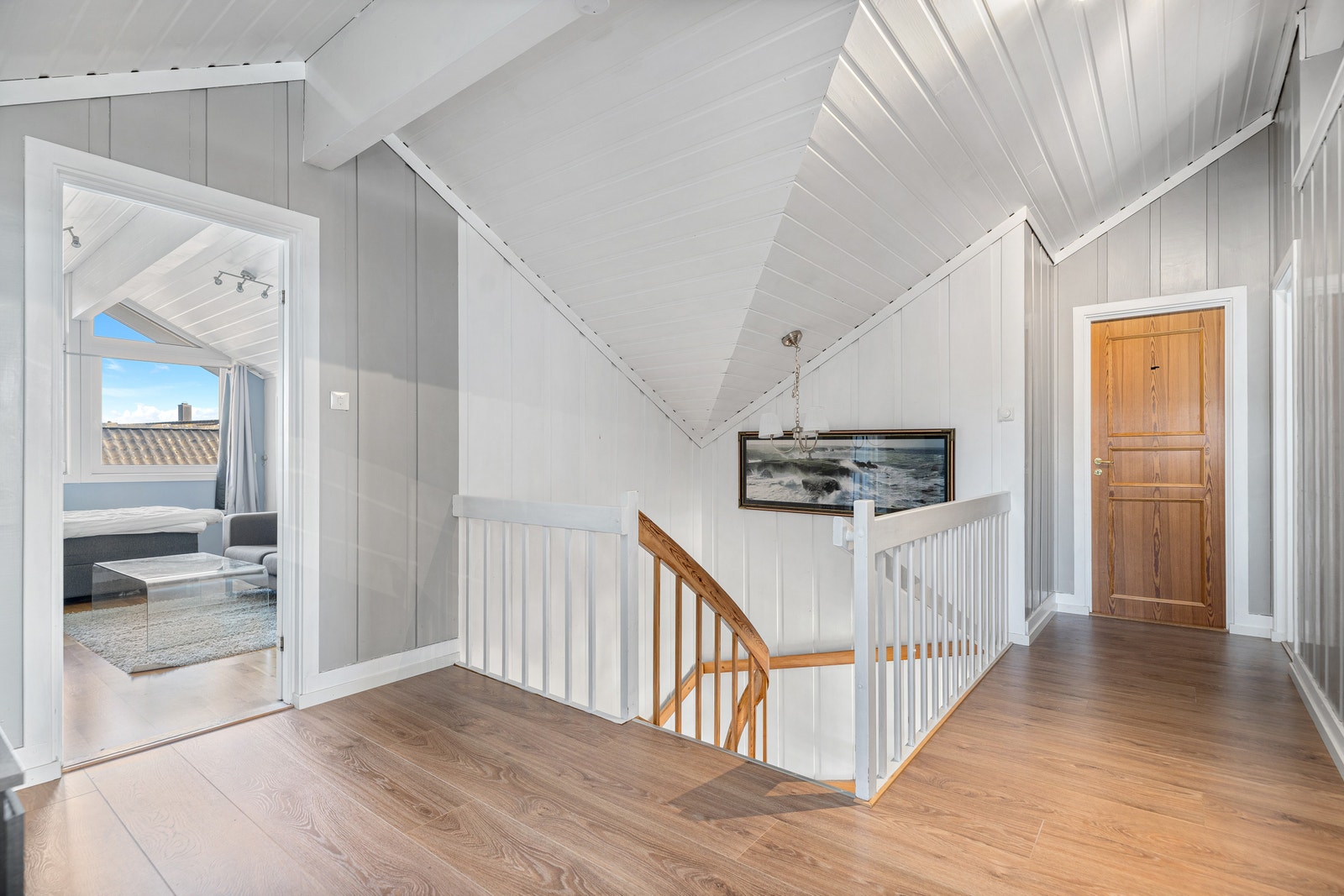 Overetasje med gang, panelvegger og adgang til loftstue og soverom. Galleribilde