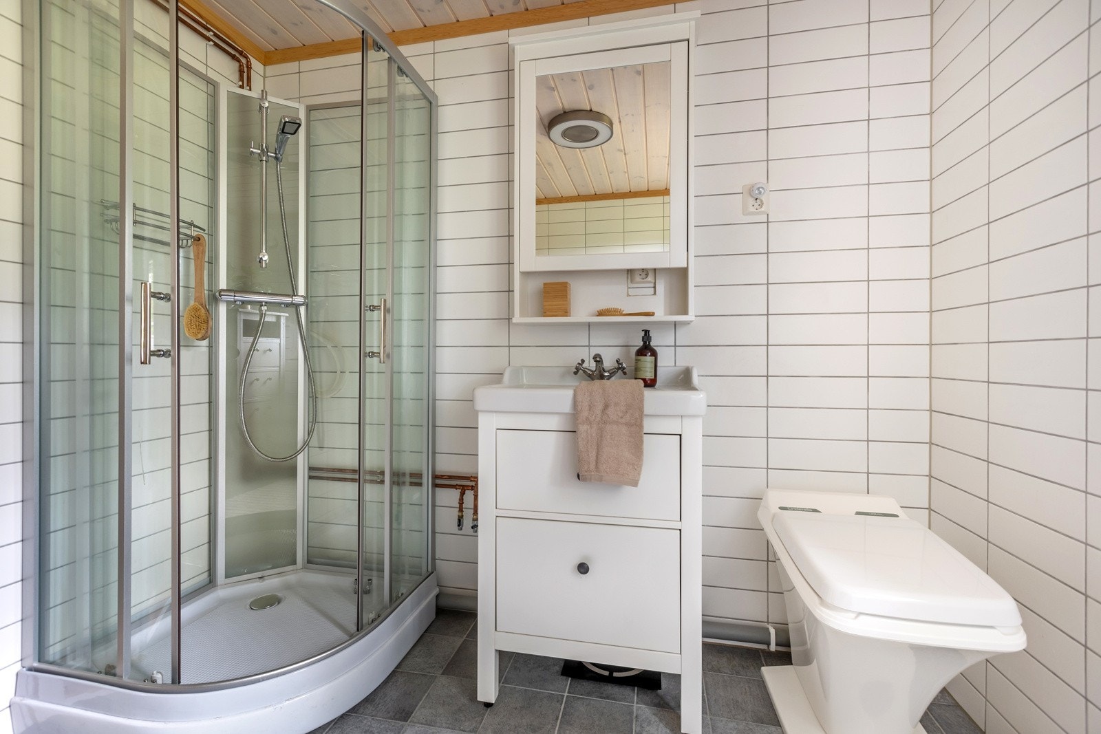 Badet er utstyrt med fliser på både vegger og gulv. Galleribilde