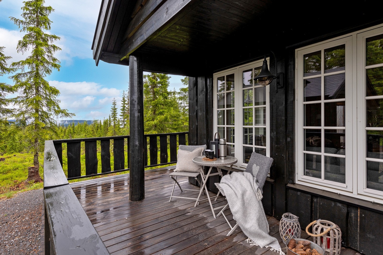 Terrassen gir ekstra plass til å nyte uteområdene når været tillater det. Galleribilde