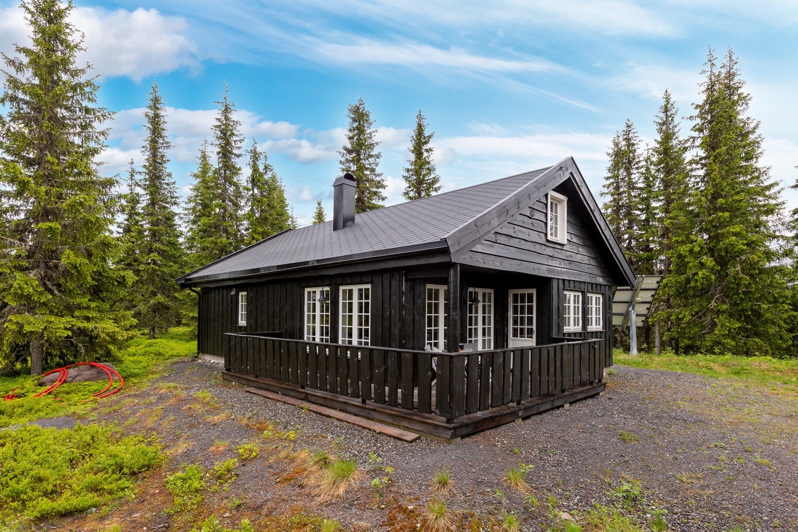 Tomta har for det meste naturtomt. Planert rundt hytta og gruset adkomst og gårdsplass. Galleribilde