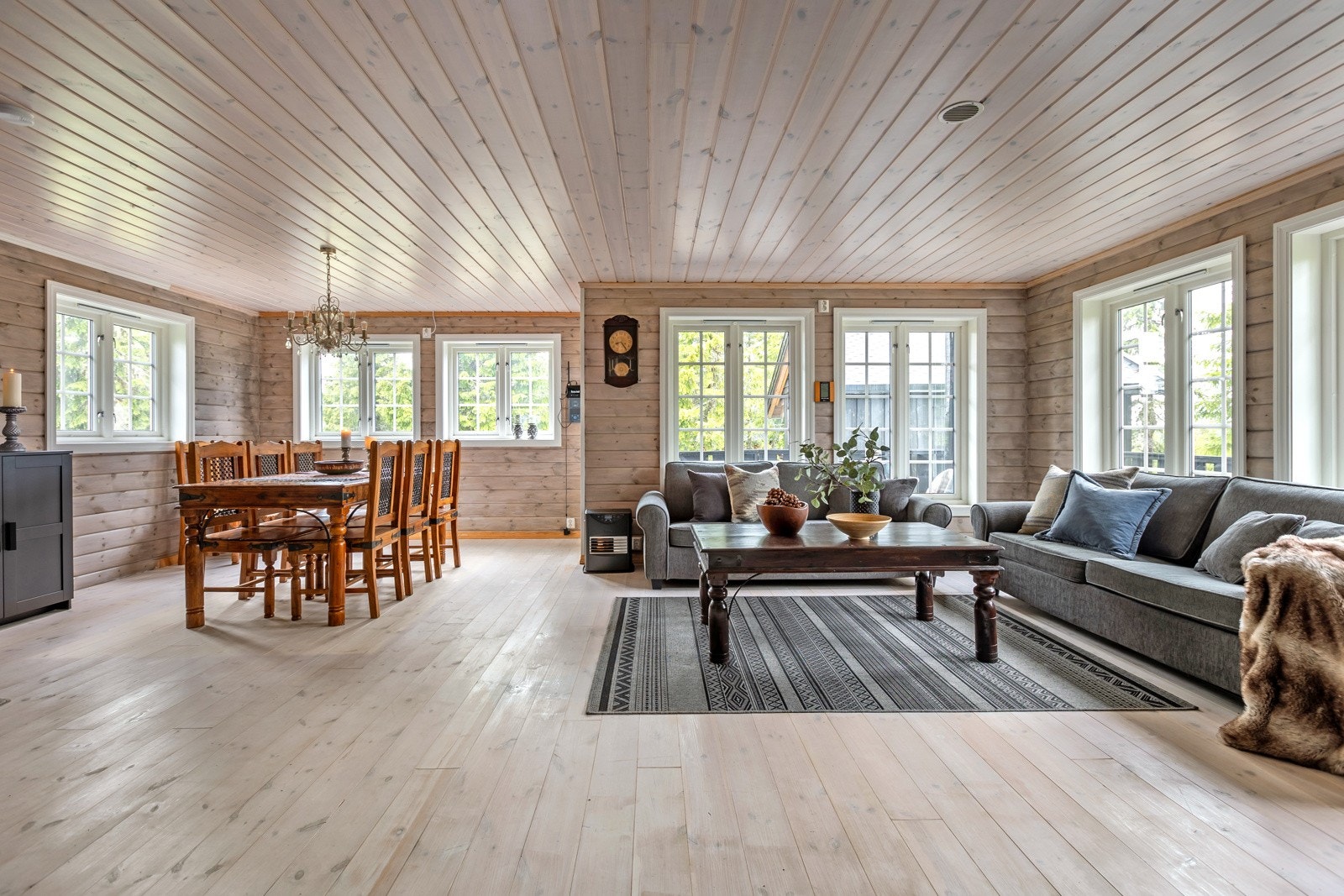 Stue er enkel å innrede med god plass til sofagruppe og tilhørende møbler. Galleribilde