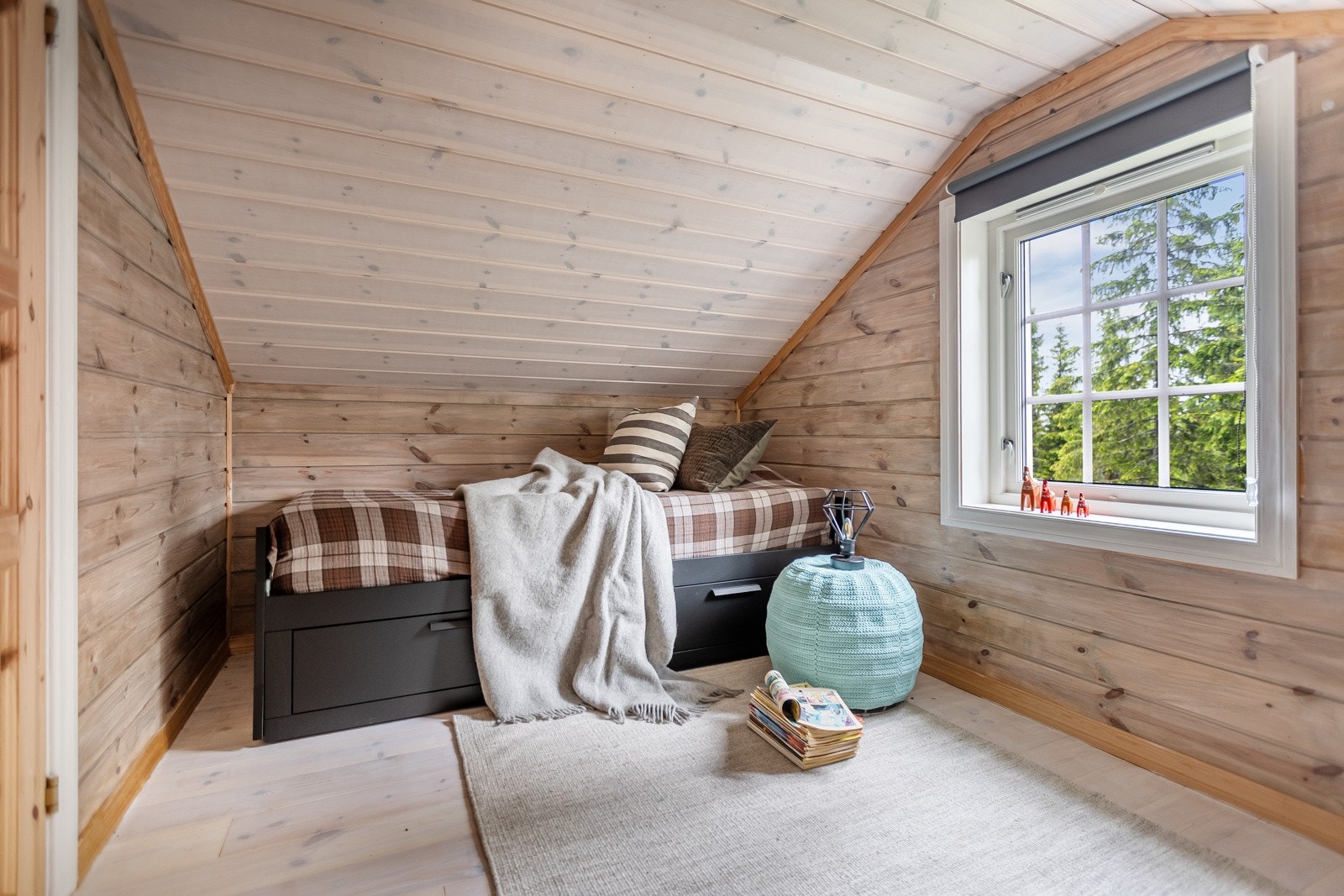 Hemsrom innredet med seng. Galleribilde