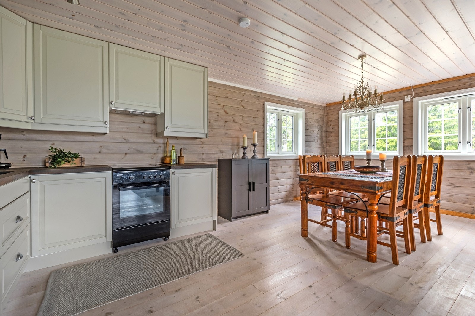 Koselig kjøkkeninnredning med laminerte skrog og profilerte fronter som gir et tidløst uttrykk. Galleribilde