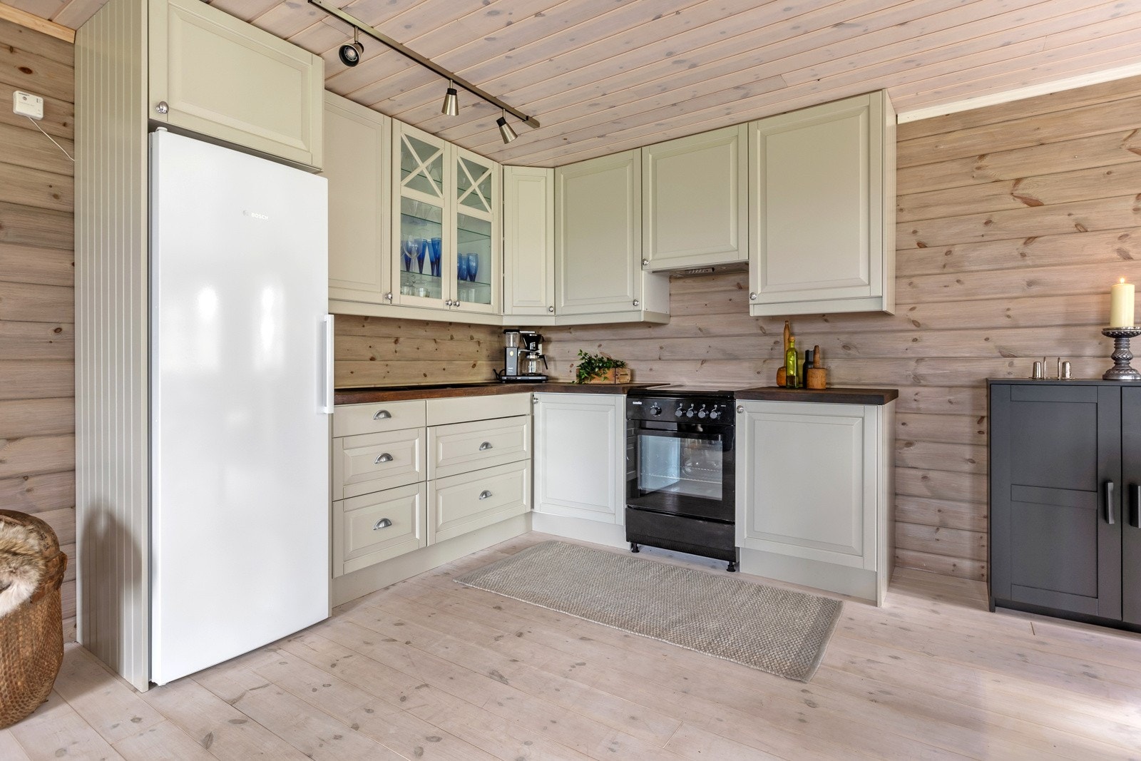 Det er plass til gassdrevet komfyr og kjøleskap. Galleribilde