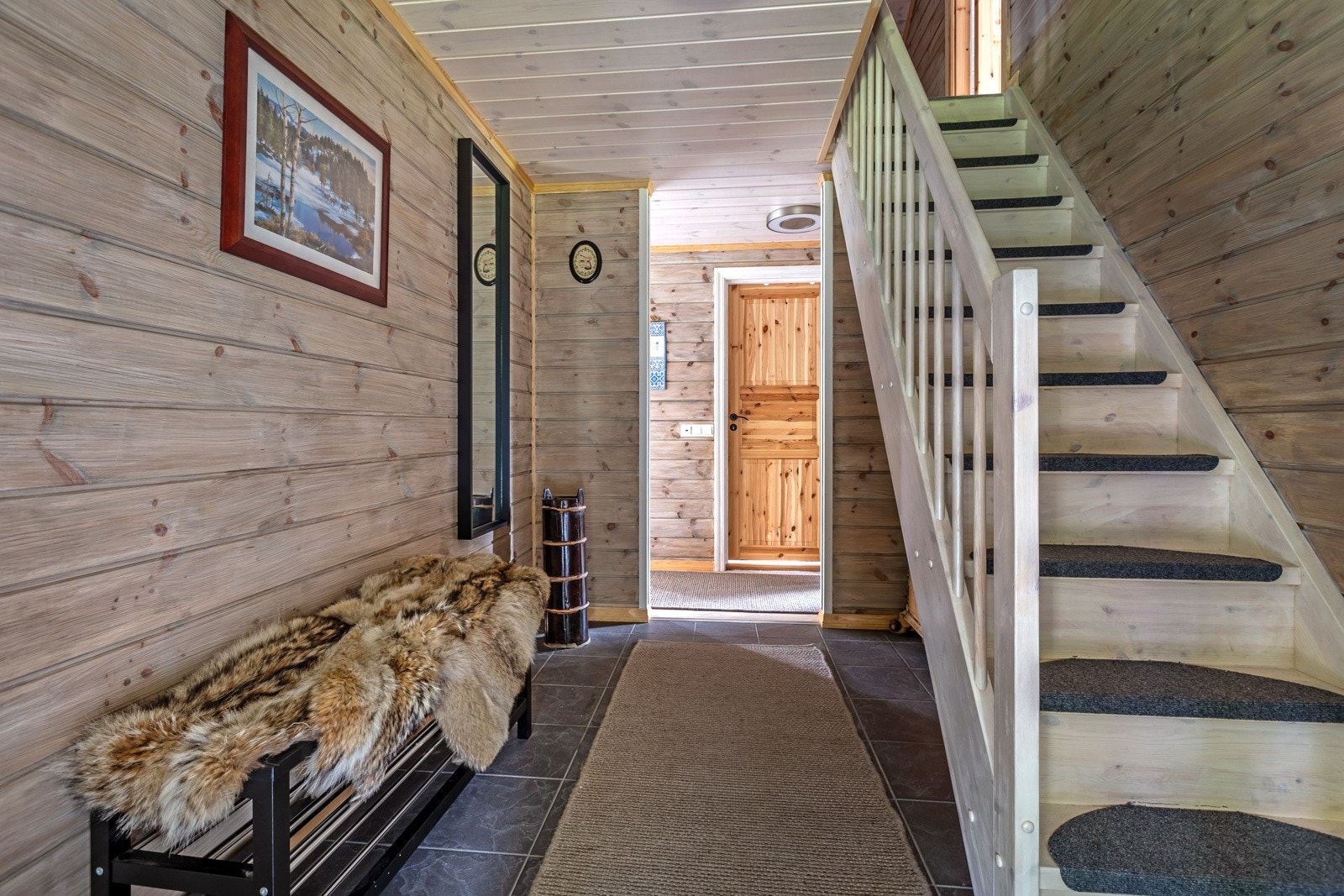 Fra gangen går trappa opp til hemsen. Galleribilde