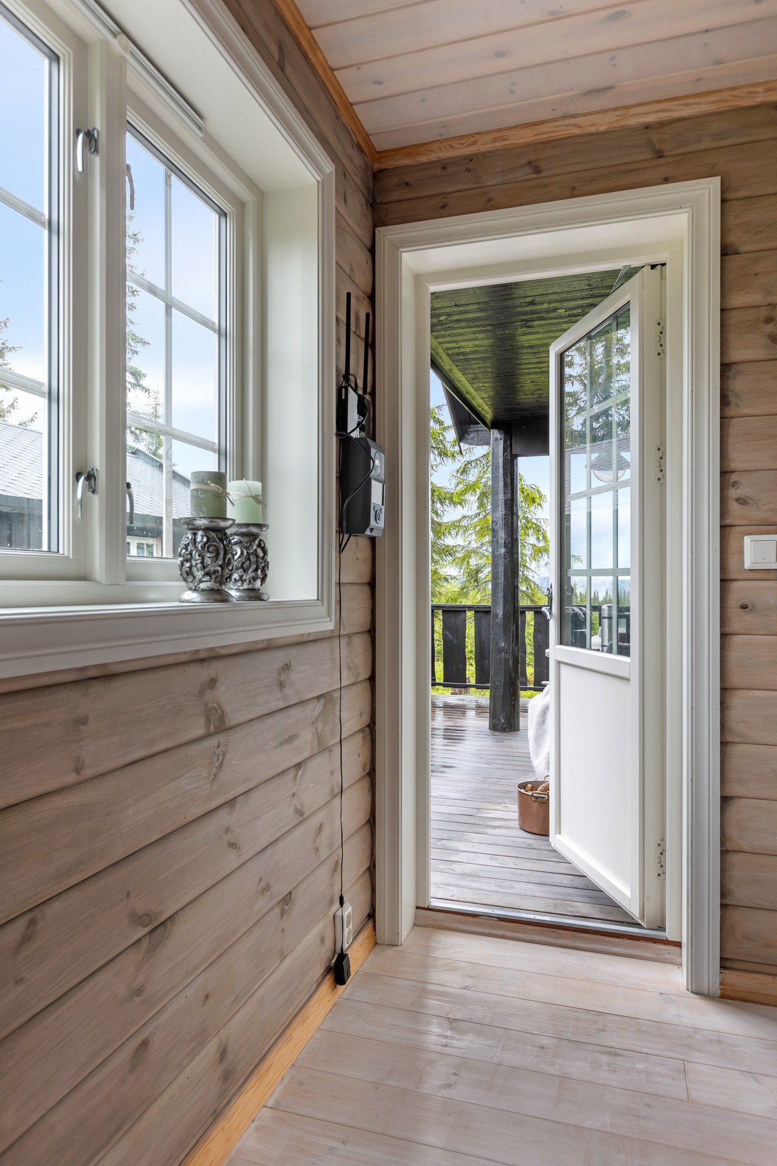 Dør i stuen som fører ut til en terrasse på 20 kvadratmeter. Galleribilde