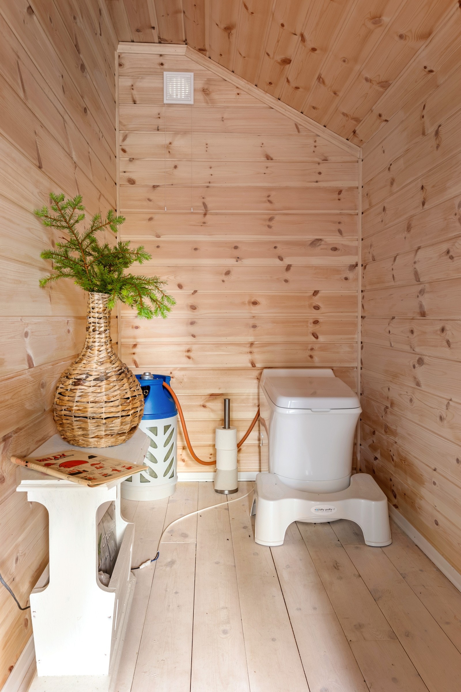 Toalettrommet er praktisk innredet med et Cinderella forbrenningstoalett. Galleribilde