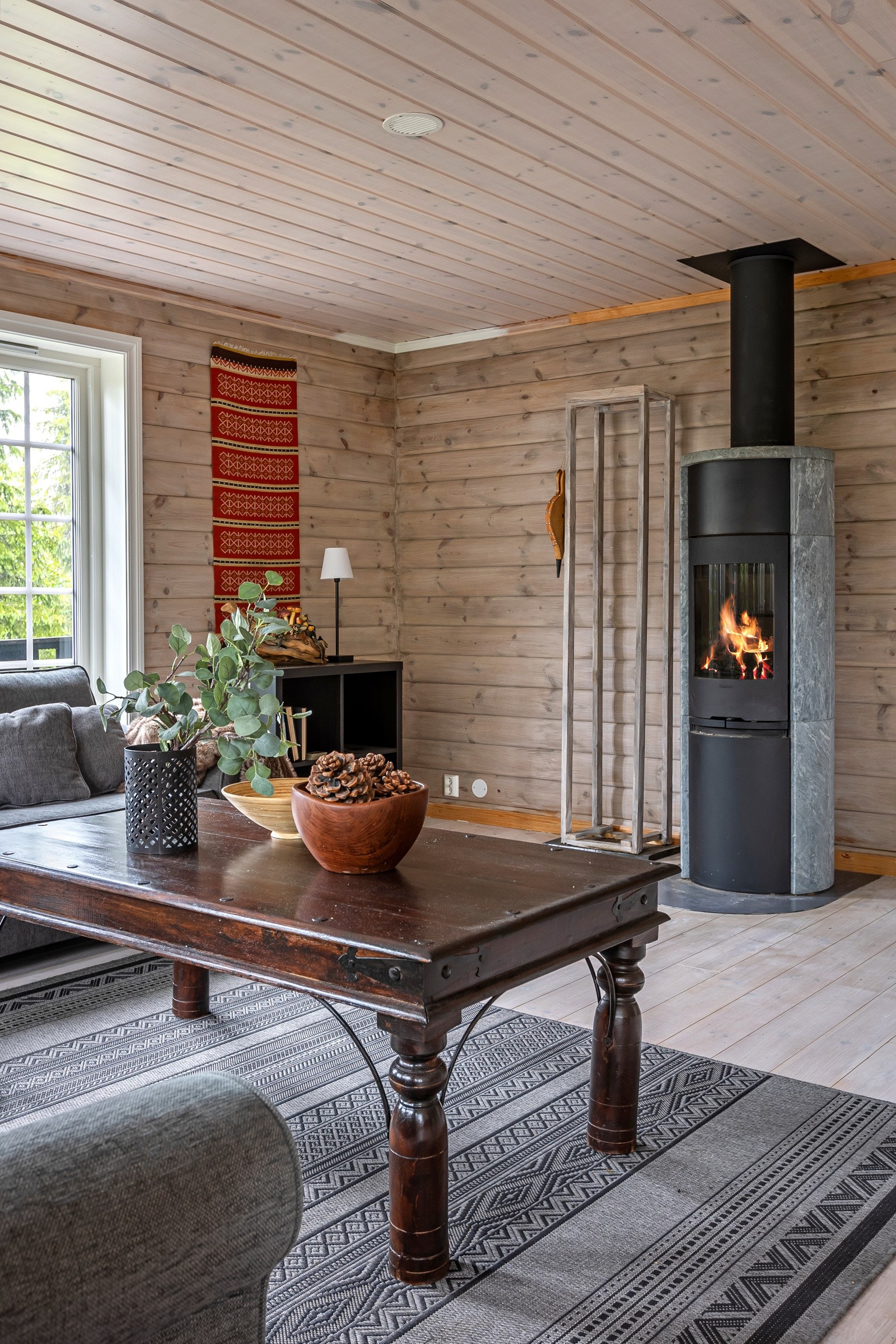 Tregulv og panel på veggene skaper en lun atmosfære. Galleribilde