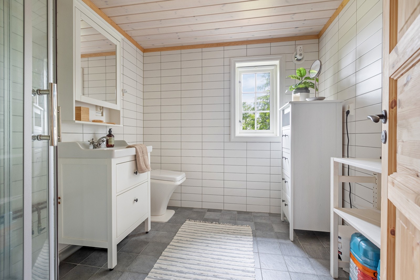 På badet er det installert en varmtvannsbereder av typen styeboiler - hurtigbereder. Galleribilde