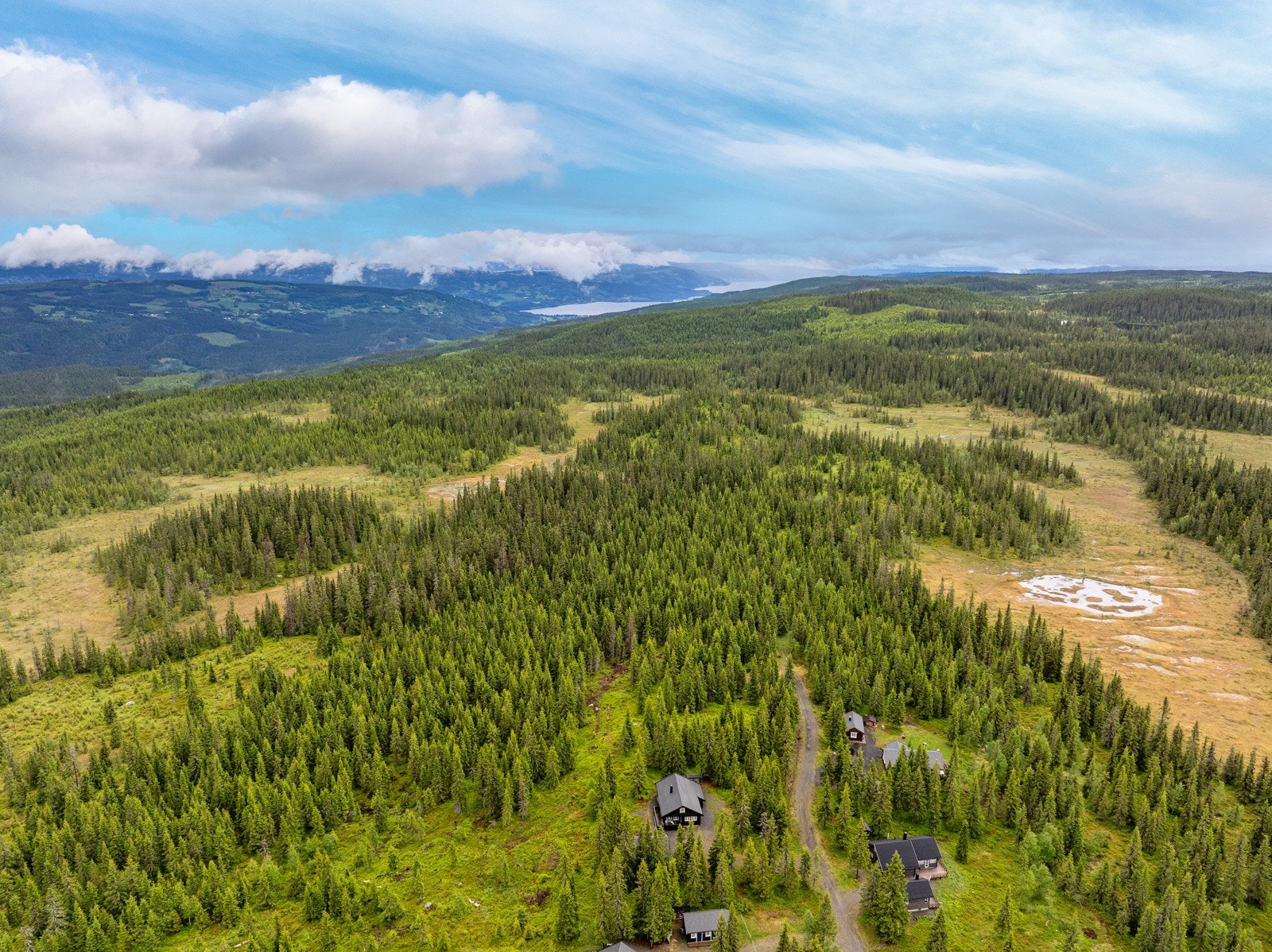 For deg som setter pris på natur og friluftsliv, ligger denne fritidsboligen i et område som inviterer til nettopp dette. Galleribilde