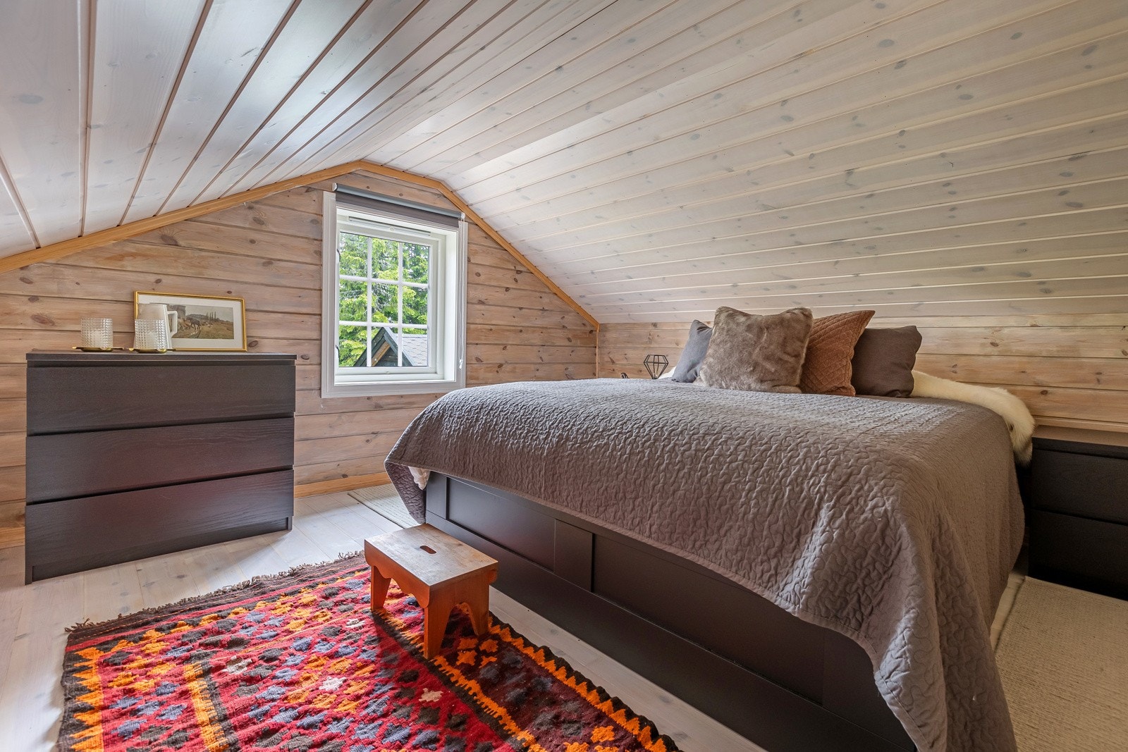 Det er tre rom på hemsen. Selv om takhøyden er under 190 cm, gir skråtakene en koselig og intim karakter. Galleribilde