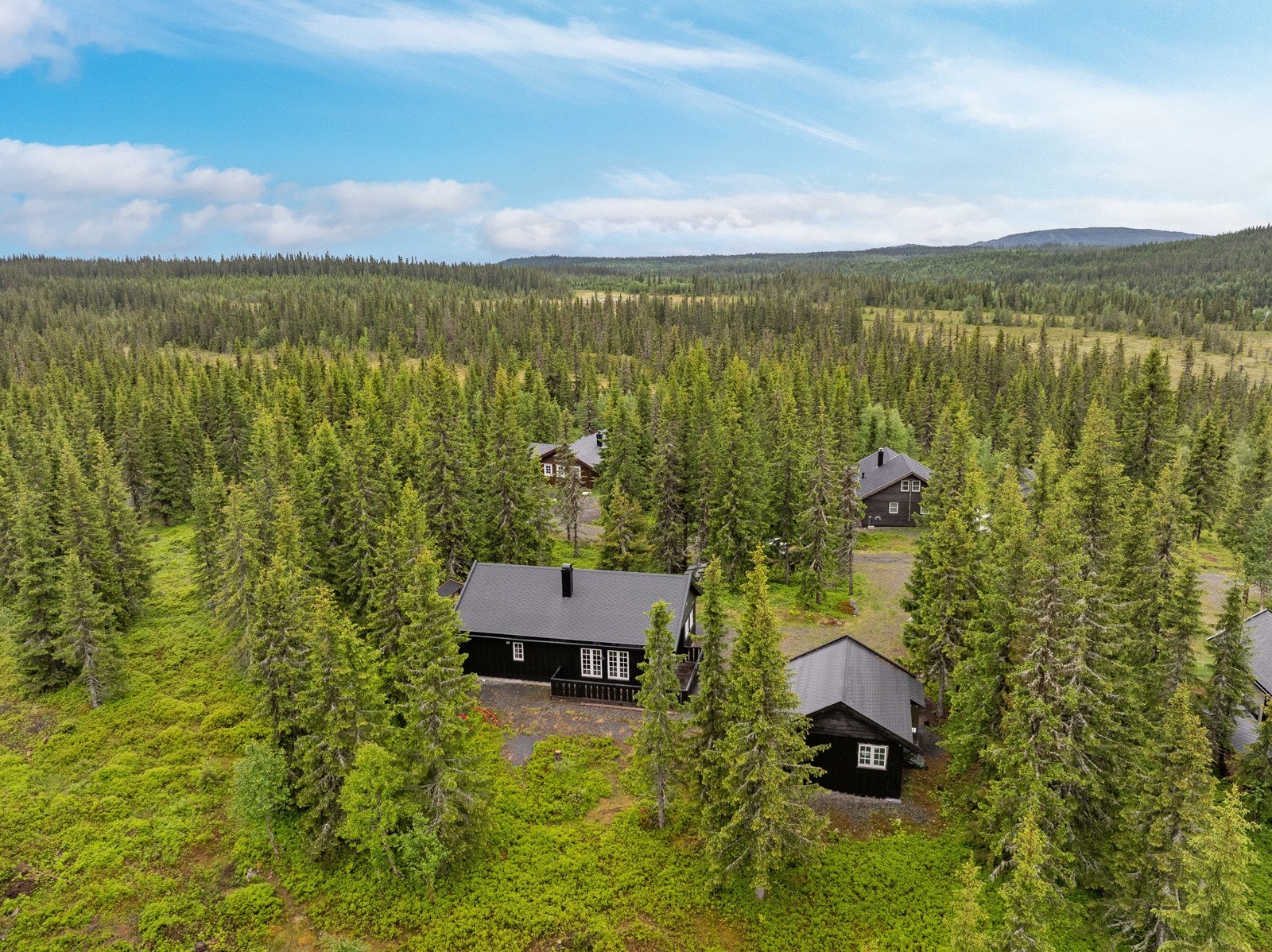 Bebyggelsen rundt består av en blanding av nyere fritidsboliger og noen eldre setre, noe som bidrar til et variert og sjarmerende miljø. Galleribilde