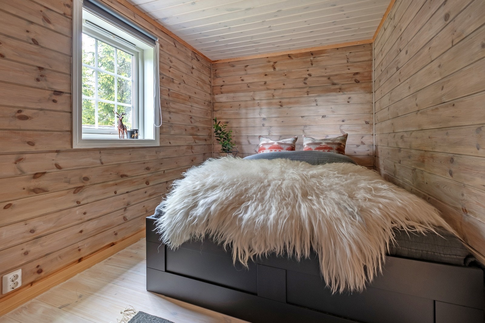 Hovedsoverommet i 1. etasje med plass til dobbeltseng. Galleribilde