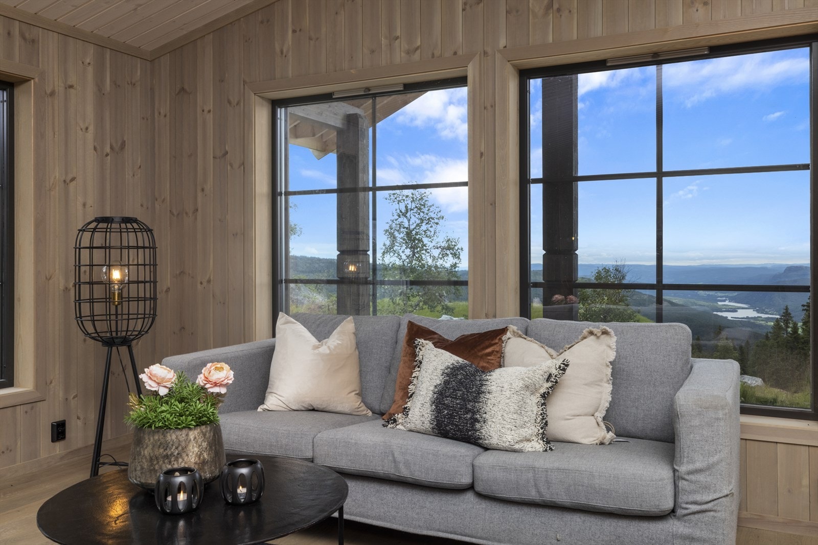 Tilsvarende hytte møblert Galleribilde