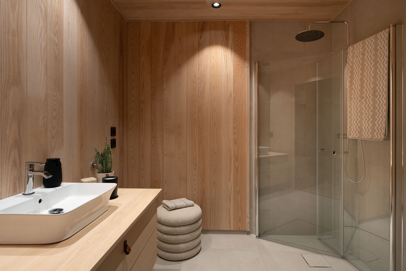 Snekkerbygd baderomsinnredning i ask fra Volden i Valdres. (Foto fra vår visningsleilighet) Galleribilde