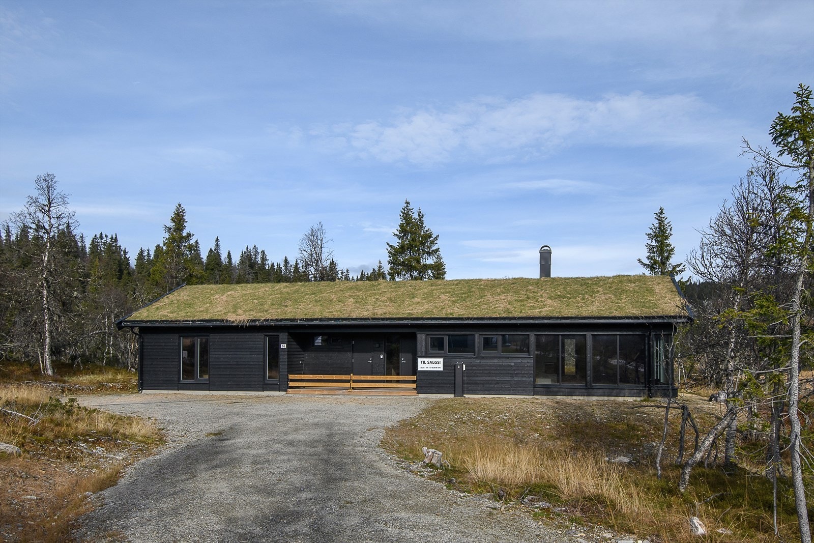 Ny og moderne hytte med torvtak. Eiendommen ligger i forholdsvis nyetablert hytteområde, i naturskjønne omgivelser på Kvitfjells Vestside. Galleribilde