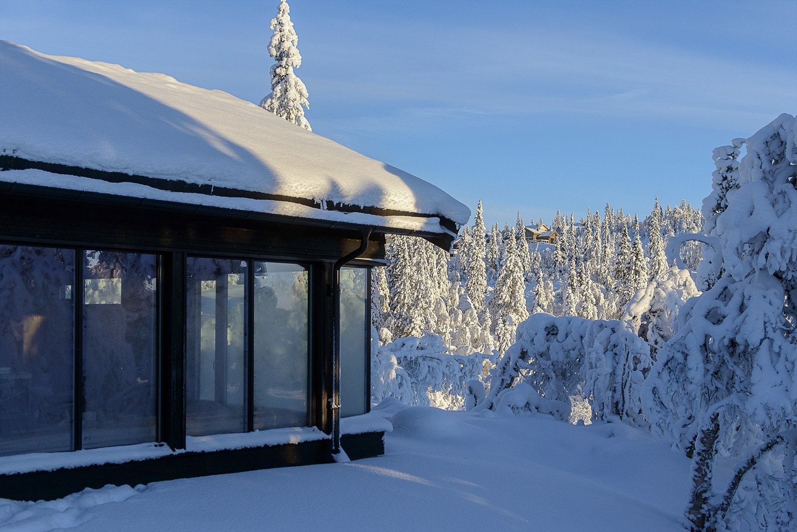Hytta i vinterdrakt! Flott og moderne fasade med store vindusflater og stramme linjer. Galleribilde