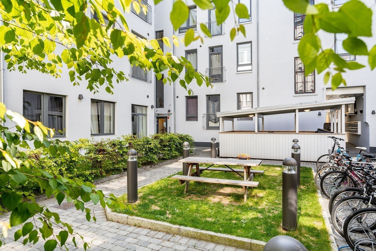 Leiligheten ligger tilbaketrukket fra Storgata mot indre gårdsrom Galleribilde