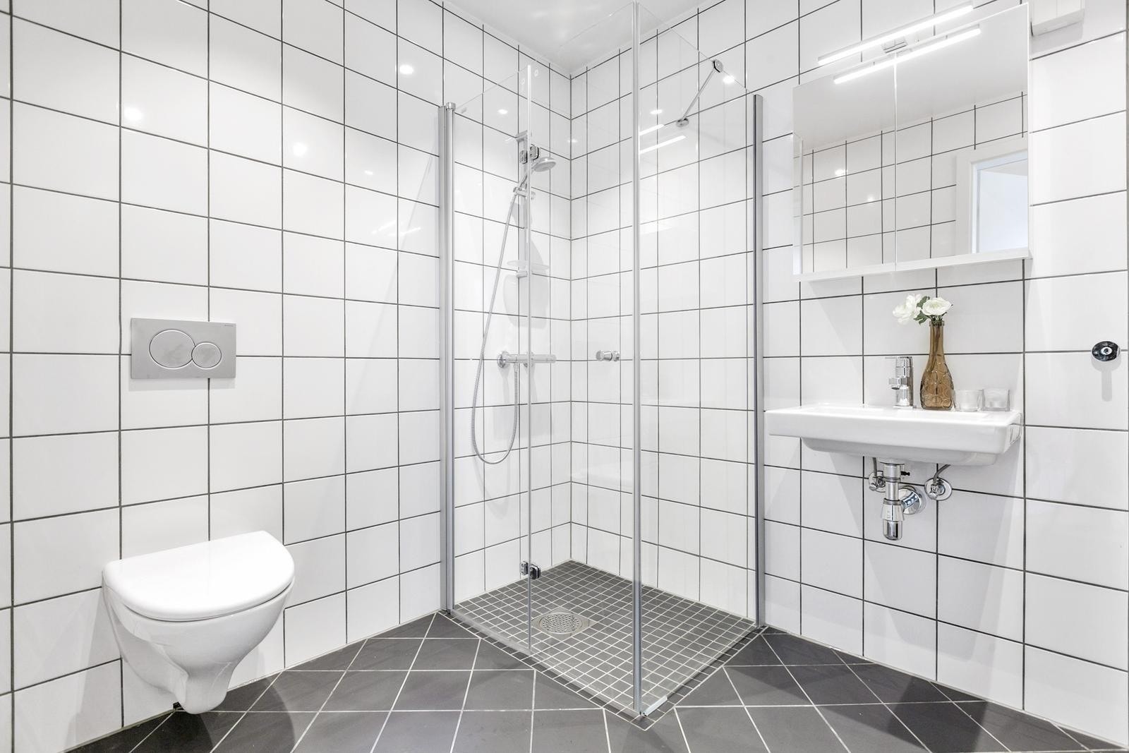 Flott fliselagt bad med opplegge til vaskemskin Galleribilde