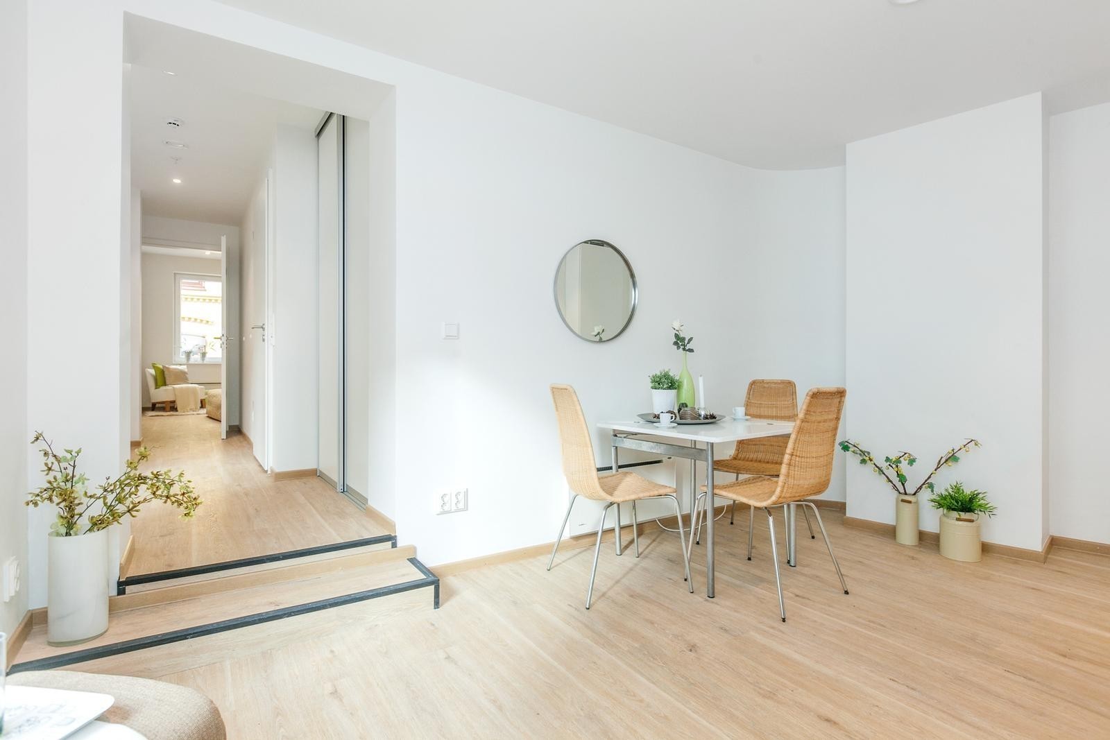 Kjøkken med spiseplass integrert kjøleskap, oppvaskmaskin og komfyr Galleribilde