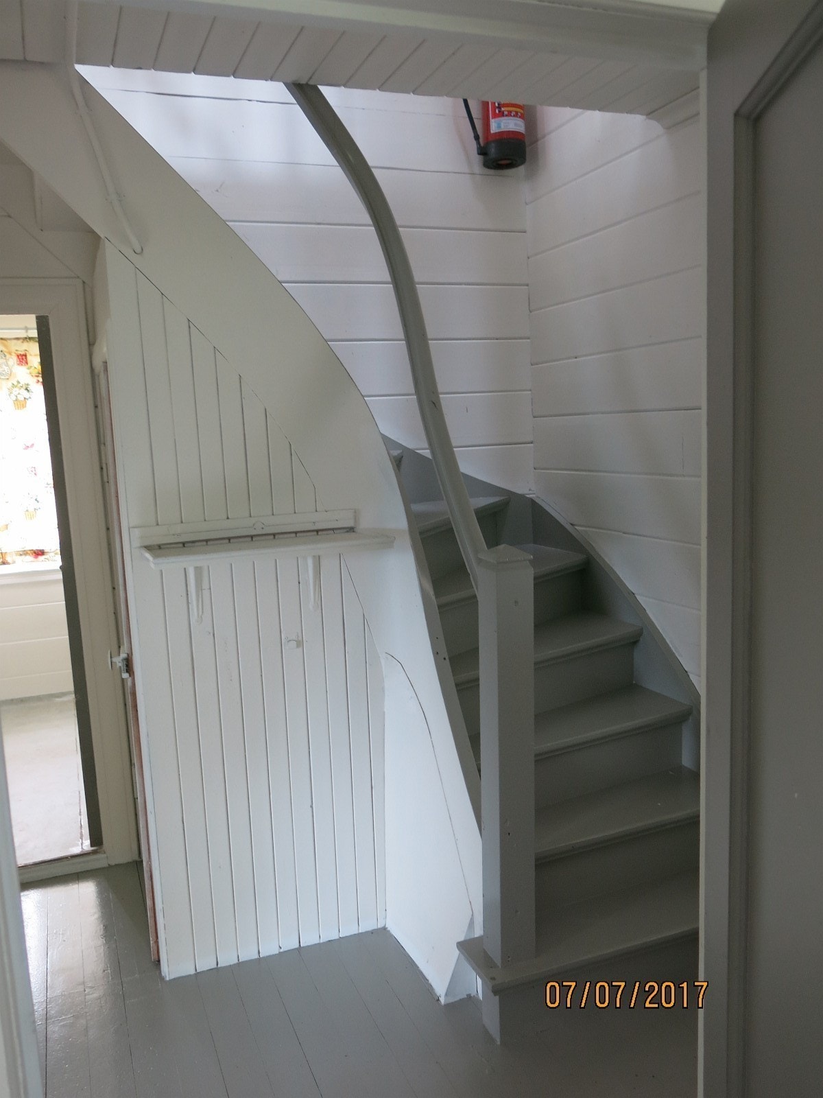 Gang i 1. etg mot loftstrapp Galleribilde