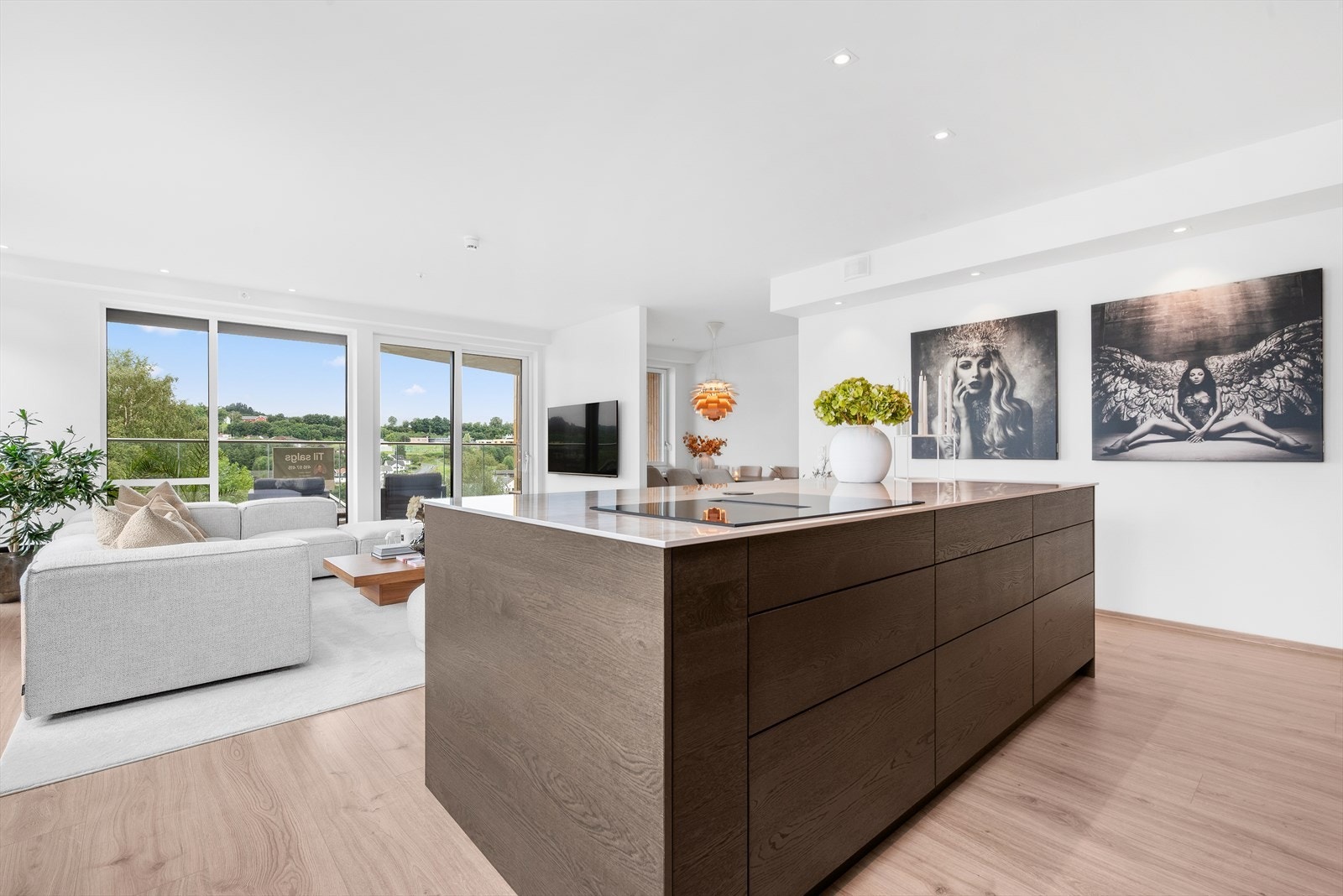 Gulvet er tidsriktig 1-stavs laminat Galleribilde