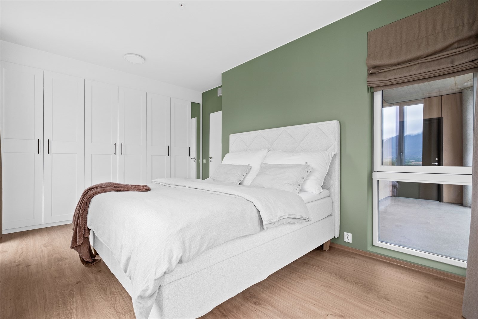 Hovedsoverommet er det også plassbygd garderobeskap Galleribilde