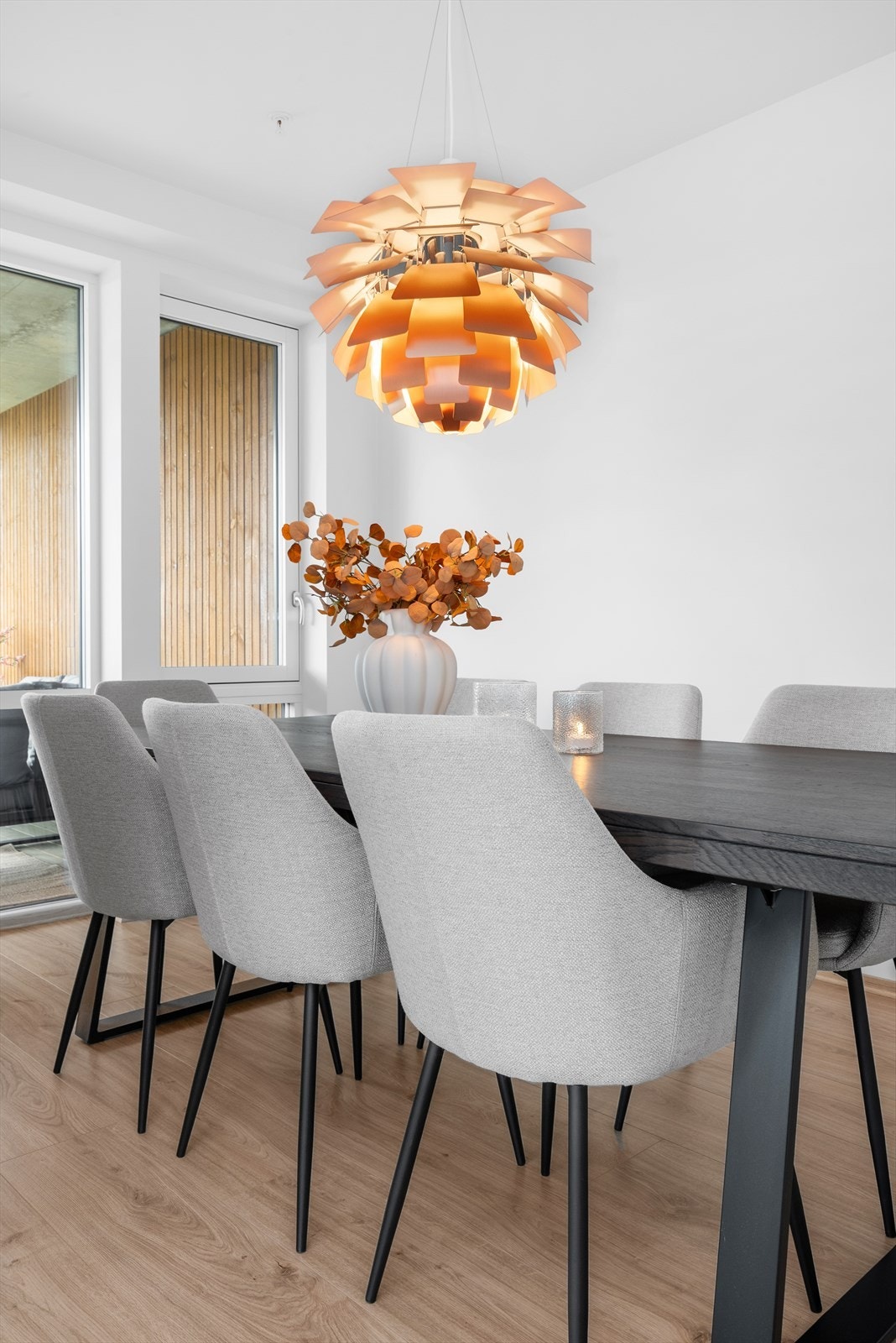 Det er etablert en praktisk og meget flott spisestue del, som er delvis åpen mot stue/kjøkken Galleribilde