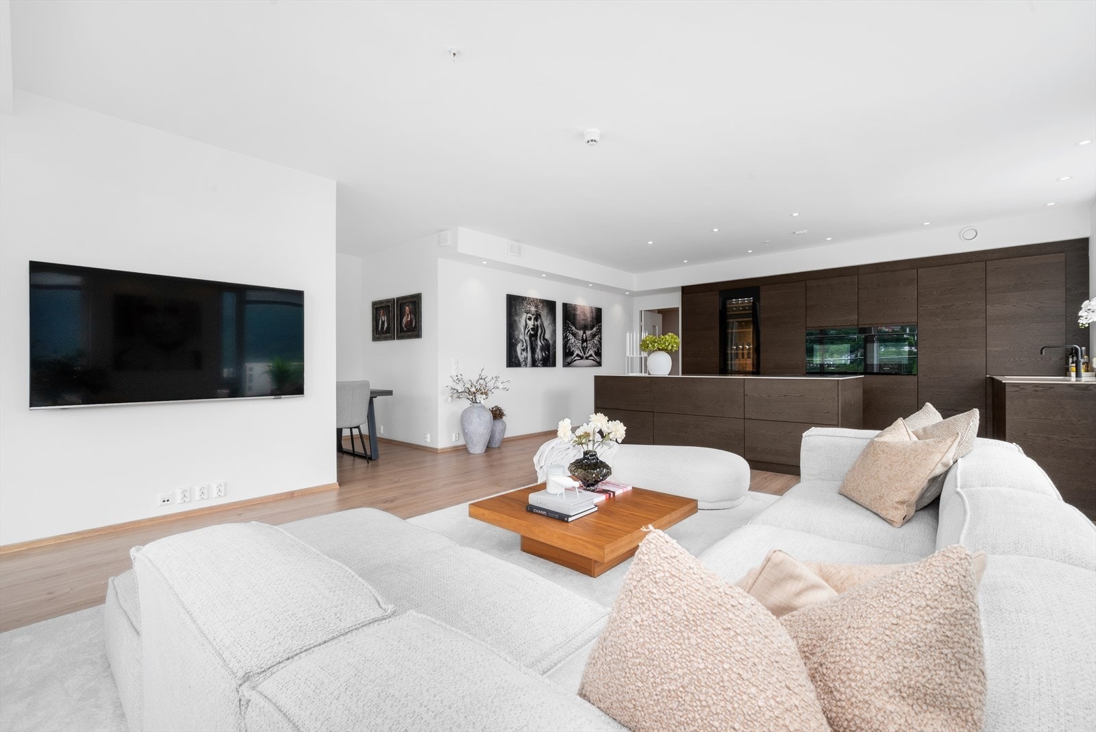 Kom å se en meget påkostet leilighet med flere gode oppgraderinger som belysning, kjøkken og flere overflater Galleribilde