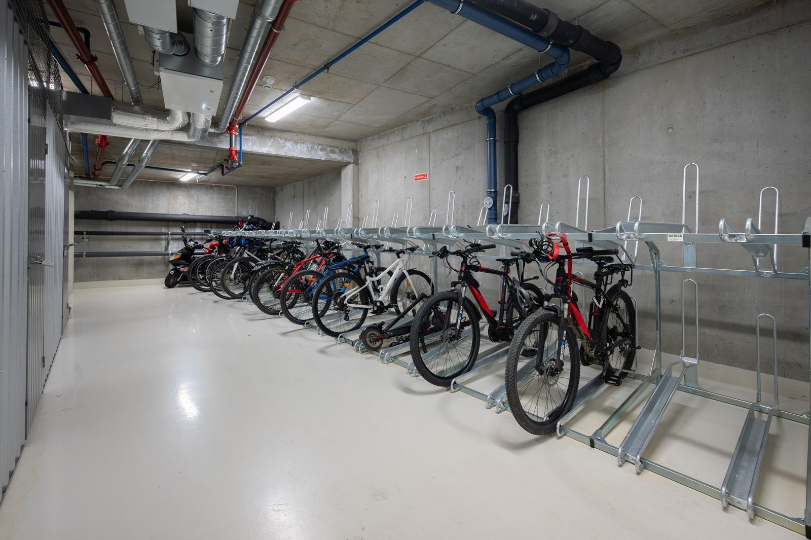 Felles bodrom for bla sykkelparkering i p-kjeller området Galleribilde