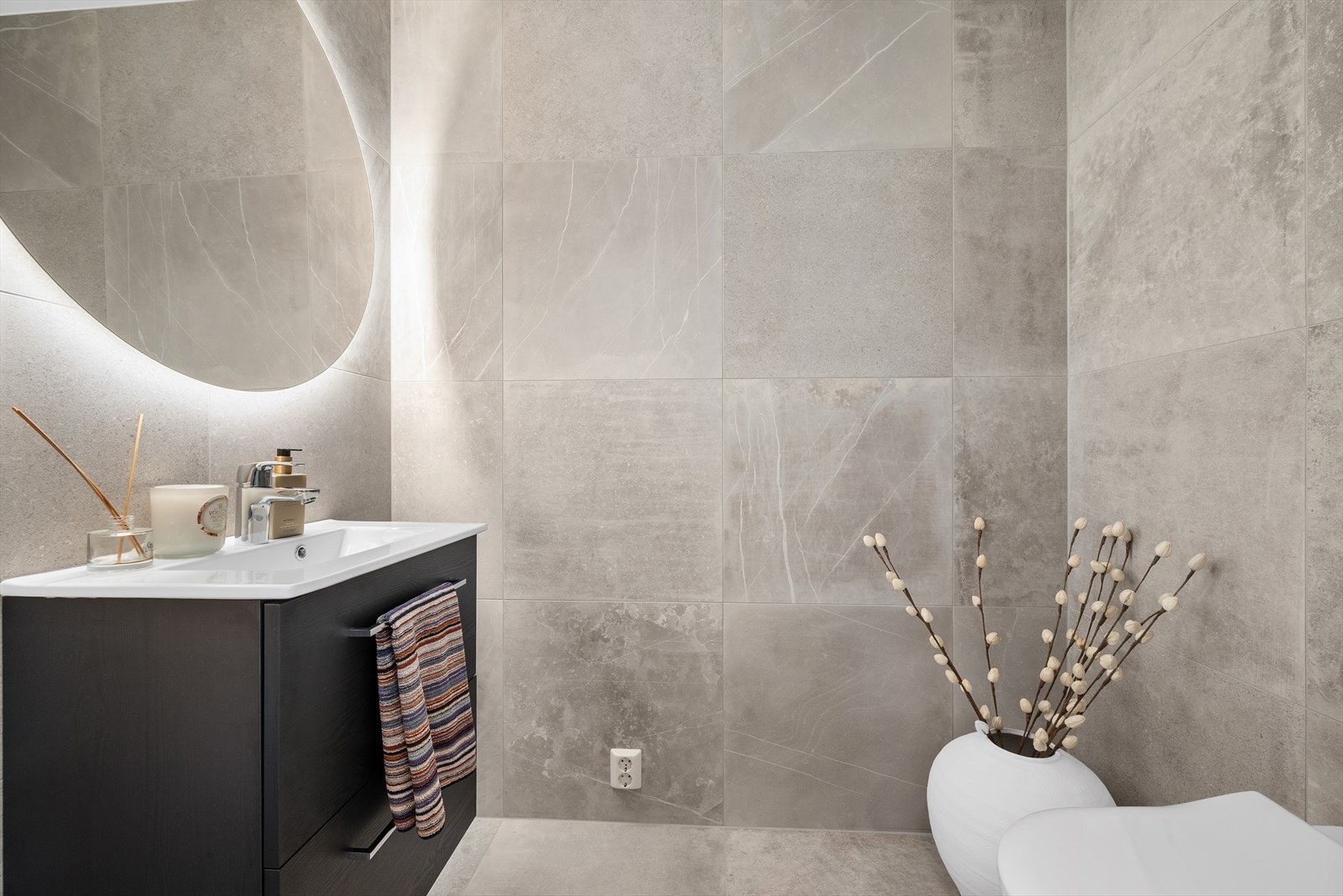 Leiligheten har 2 toalett, hvor begge er flislagt og med flotte farger Galleribilde