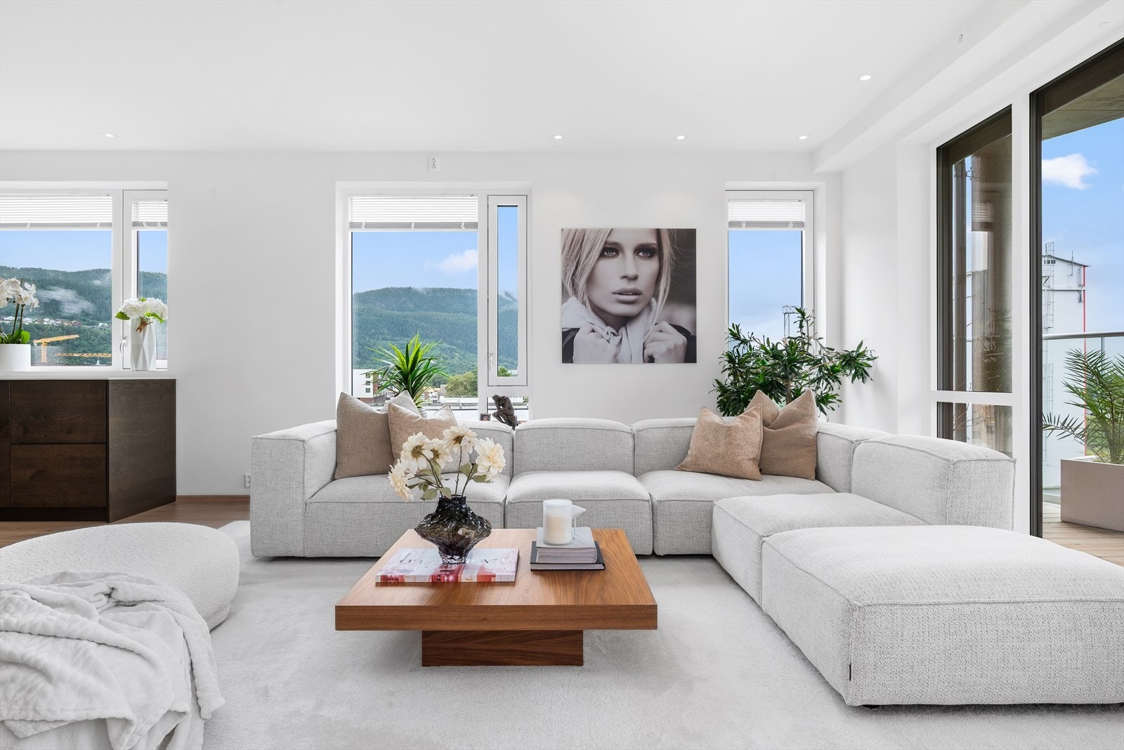 Leilighetens store vindusflater og med endebeliggenhet, gir en fantastisk atmosfære og lysforhold inn i leiligheten Galleribilde