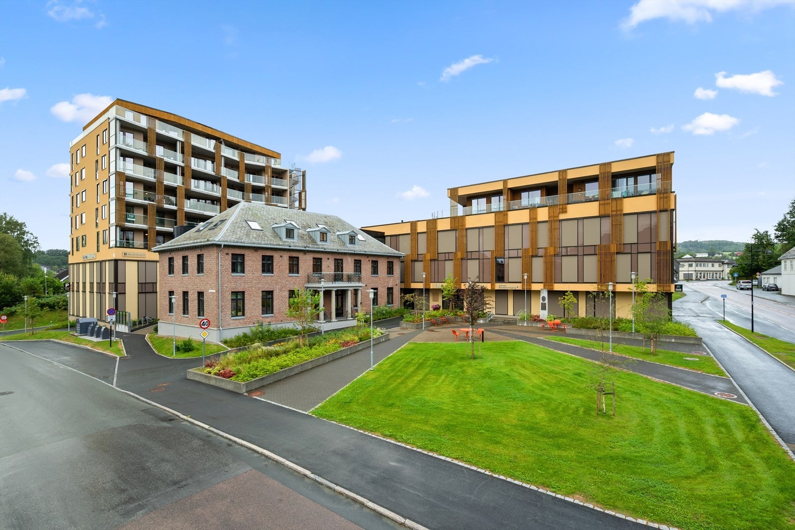 Bygget sto ferdig i 2023 og har nærhet til det man trenger. I 1 og 2.etg er det stille næringsaktører som regnskap, advokater, bank og eiendomsmegler Galleribilde