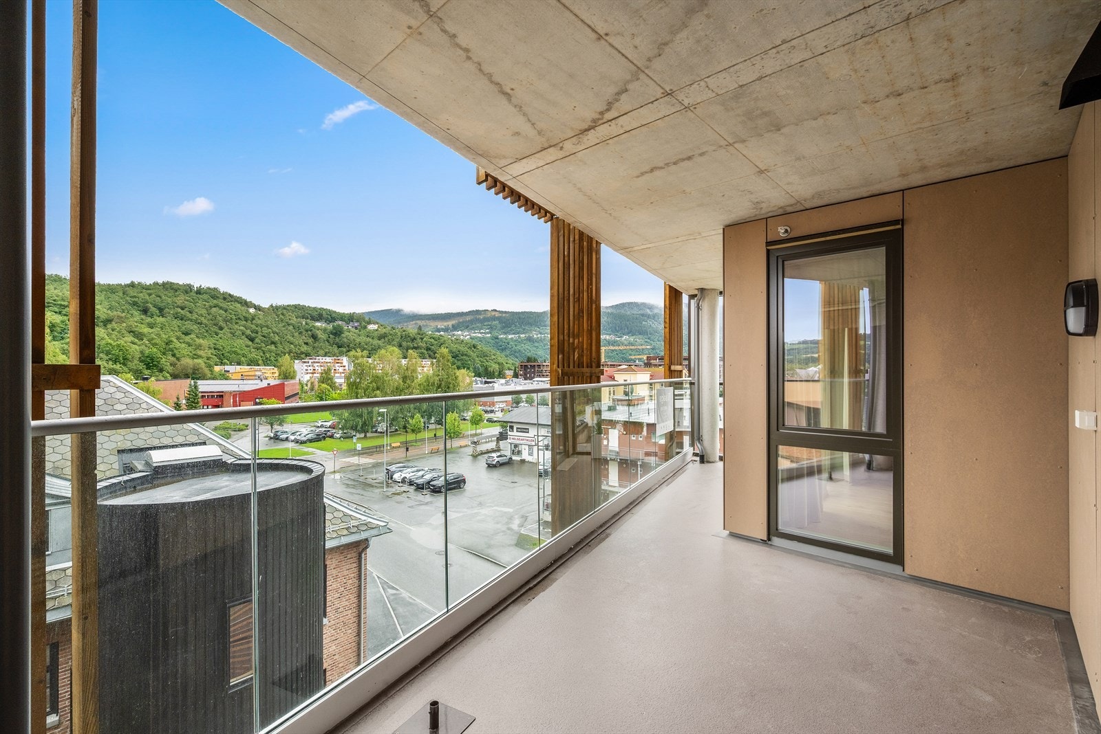 Balkong nr 2 er også privat og på hele 17 kvm. Her vil man har morgensol og også utsikt mot Vassfjellet, sentrum og Gråkallen. Galleribilde