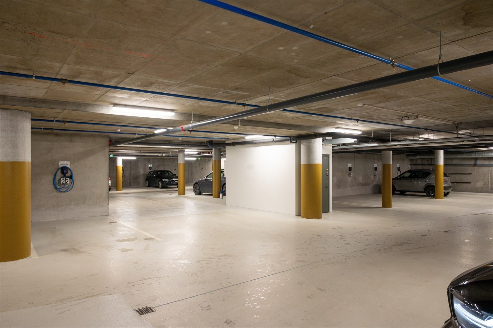 Fast plass i p-kjeller hvor selger har monter el-bil lader. Her er det også en sportsbod på ca. 5 kvm Galleribilde