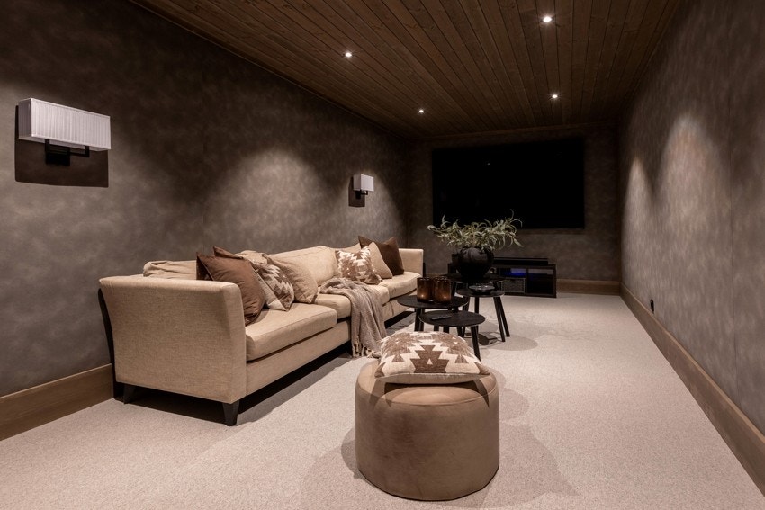 Underetasjen byr på godt med plass og rommer blant annet en hyggelig tv-stue plassert i bakkant Galleribilde