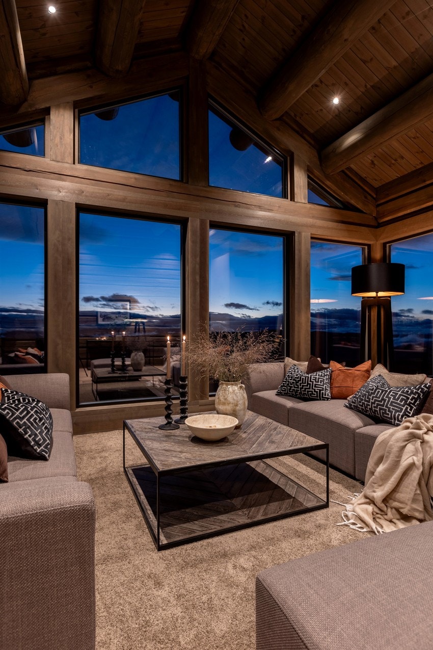 Her er det lagt til rette for hyggelige samlinger med familie og venner - et naturlig samlingspunkt i hytta Galleribilde